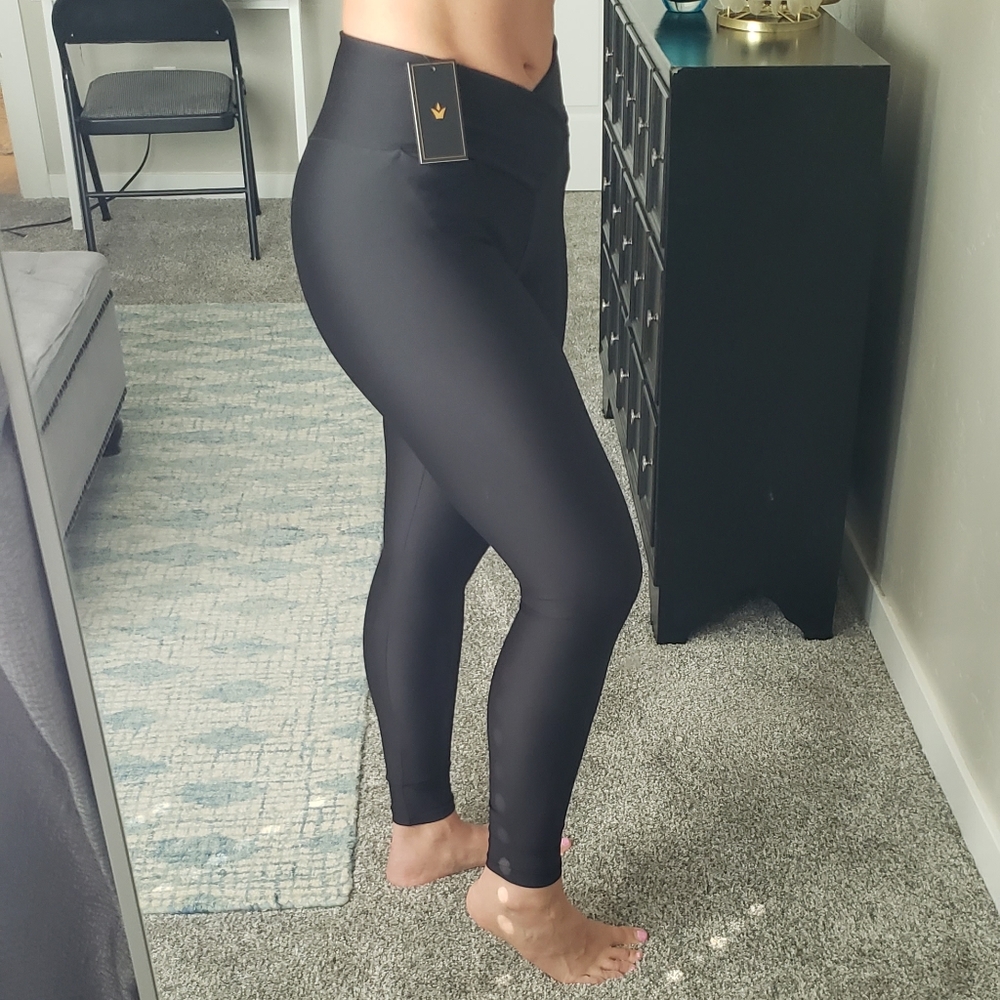 Obsession scrunch butt black leggings size S